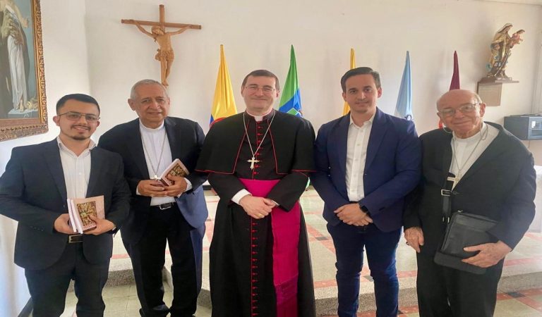 En la Arquidiócesis de Ibagué con el Nuncio Apostolico Paolo Rudelli, presentación del libro Semblanzas patrocinada por la Fundación Febiana